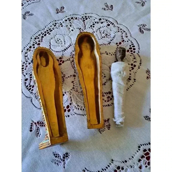 EGYPTIAN KING TUT SARCOPHAGUS AND MUMMY 7 1/2 Inches Tall - Picture 7 of 9